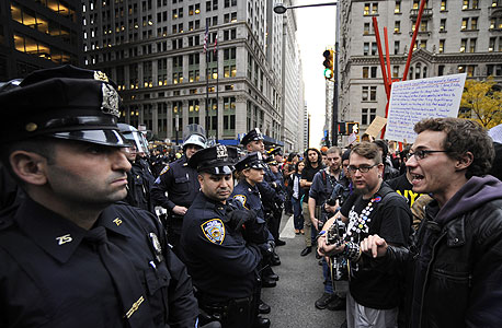 המפגינים מול השוטרים בוול סטריט