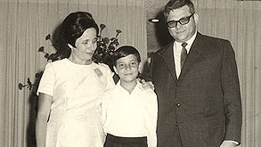 1970. ארז מלצר, בן 13, עם הוריו שרה וגורי בחגיגת הבר מצווה שלו בגן אורנים הישן, תל אביב