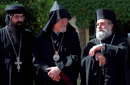 הפטריארך הארמני (במרכז)