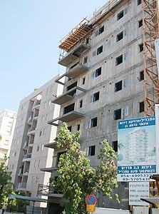 הבניין ברחוב המבדיל 2 ברמת גן. העבודות נמשכות הבניין ברחוב המבדיל 2 ברמת גן. העבודות נמשכות