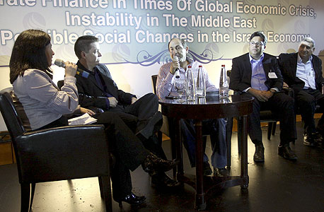 הפאנל בוועידה למימון תאגידי (רמי לוי במרכז), צילום: אריאל בשור