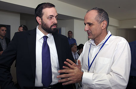 משמאל דוד ברוך מנכ"ל אקסלנס (מימין) ושר השיכון אריאל אטיאס