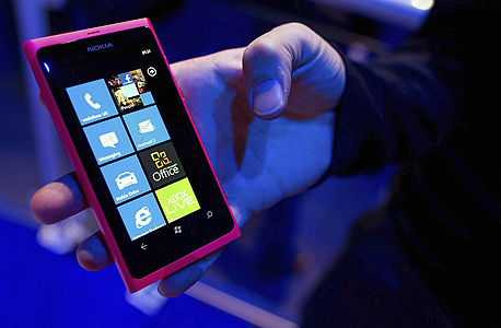 Lumia 800. הביקורות משבחות, המכשירים נכשלים, צילום: בלומברג