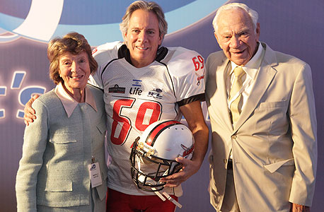 יו"ר סופר-פארם ליאון קופלר (במרכז) עם אבא ואמא 