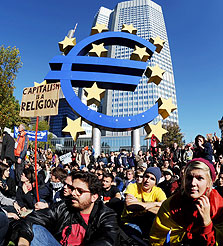 הפגנה במטה הבנק האירופי בפרנקפורט נגד השיטה הכלכלית. "אירופה שמרנית", צילום: MCT