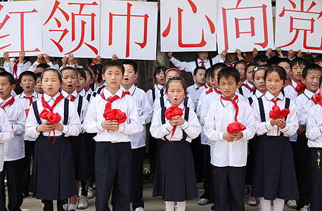 ילדי בית ספר בסין. "פס ייצור וסטנדרטיזציה  - אלו מושגים של המהפכה התעשייתית"