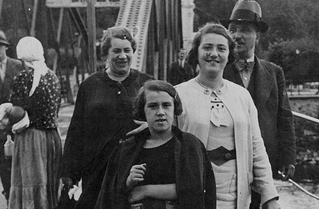 1939. אריקה לנדאו, בת 8 (במרכז), עם אחותה לילי, בת 18, וההורים אוסקר ורוזה בנופש בקרפטים