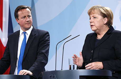 קנצלרית גרמניה אנגלה מרקל וראש ממשלת בריטניה דיוויד קמרון. התערבותם הישירה היתה נחוצה לפתרון, צילום: בלומברג