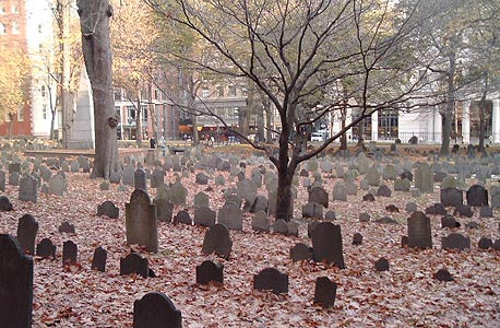 האור המתפוגג של סוף היום הקנה לו מין איכות רפאים כזו. בית הקברות העתיק בבוסטון