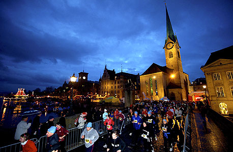 מירוץ הסילבסטר בציריך. יותר מ- 10,000 רצים מירוץ הסילבסטר בציריך. יותר מ- 10,000 רצים