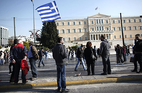 הפגנות באתונה. הממשלה כיסתה את ההוצאות האולימפיות ונכנסה לצרות שמשפיעות על המדינה כולה עד היום