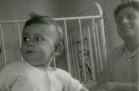 1942. דן שכטמן, בן שנה, עם אביו יצחק בביתם בתל אביב