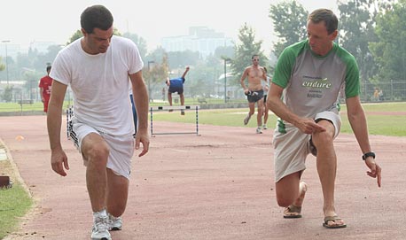 רן שילון וגיא שעיה במסלול ריצה באיצטדיון הדר יוסף 