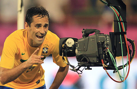 ג'ונאס, שחקן נבחרת ברזיל מול מצלמת הטלוויזיה. איך רואים את המשחק? 
