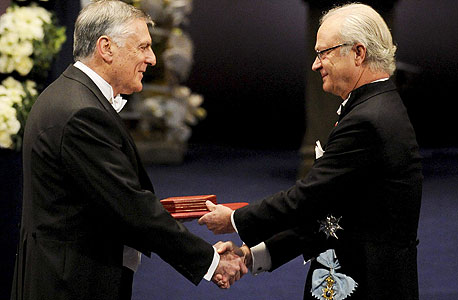 דן שכטמן מקבל את פרס נובל בכימיה, צילום: איי אף פי 
