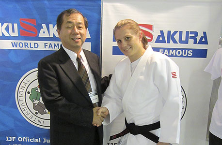 אליס שלזינגר חתמה על הסכם חסות עם יצרנית חליפות הג&#39;ודו kusakura