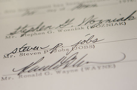 חתימות שלושת מייסדי אפל על החוזה חתימות שלושת מייסדי אפל על החוזה