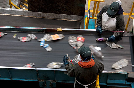 עובדים במפעל מיחזור. 34 מיליון בקבוקים לא הגיעו לשם, צילום: בלומברג