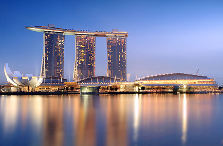 הפרויקט הסינגפורי מרינה ביי סנדס, הקזינו היקר בעולם. כולל גם מלון, מוזיאון ואולמות קונצרטים. שייך לשלדון אדלסון
