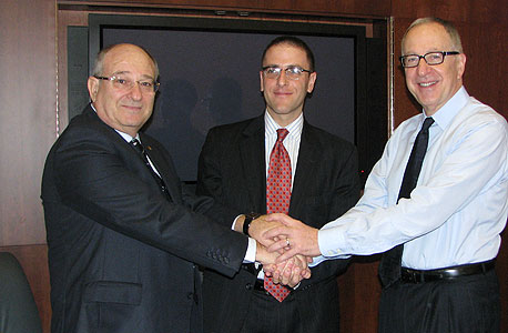 מימין: נשיא קורנל, פרופסור דיוויד סקורטיון; בכיר בעיריית ניו יורק, סת