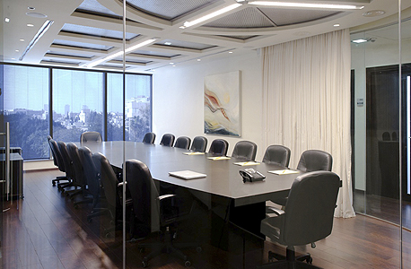 חדר הישיבות של אופיס פלוס במגדל המוזיאון בתל אביב. התשלום הוא על החדר, ללא קשר למספר המשתתפים 