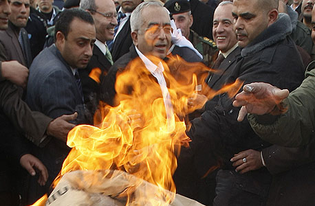 סלאם פיאד, ראש ממשלת הרשות הפלסטינית באירוע שריפת מוצרים המיוצרים בהתנחלויות, צילום: איי אף פי