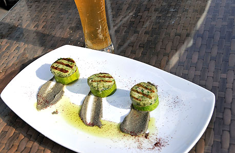 כרמים, מושב סגולה. הדיל: 15 שקל לבירת בוטיק, 25 שקל למנות מוקטנות שמתאימות לבירה