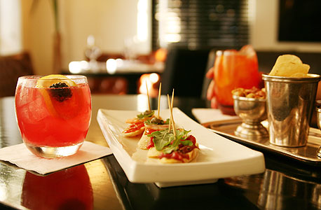 הוטל מונטיפיורי, ת"א. הדיל: מי שמזמין קוקטייל מקבל ברוסקטות, כריכונים, נשנושים מלוחים וזיתים