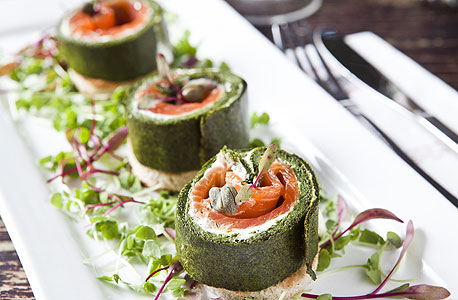 קולוני, ירושלים. הדיל: בירה, יין או קאווה בעשרה שקלים למי שמזמין מנה