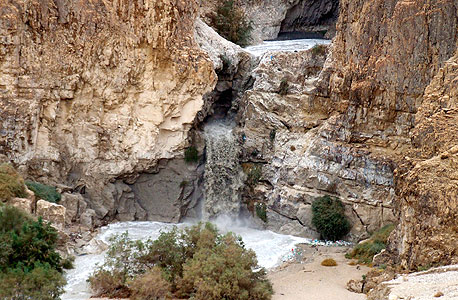מפל קדרון. ריח רע ומצבורי אשפה למורדות הנחל מפל קדרון. ריח רע ומצבורי אשפה למורדות הנחל