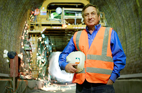 אלתרמן באחת המנהרות שמקימה שפיר לרכבת המהירה לירושלים 