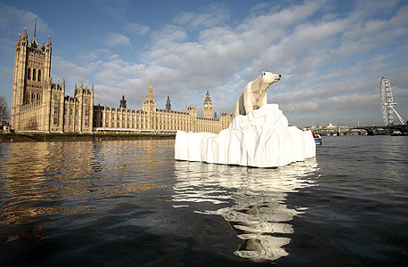מיצג מחאה בלונדון להגברת המודעות להתחממות הגלובלית