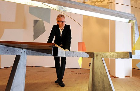 בויס. מיצבים פיסוליים מדימויים של עצים ועלים המתכתבים עם אדריכות אורבנית