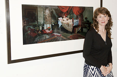 דיוויס. משתמשת בצילומיה בתכנים הלקוחים מעמודי החדשות וממגזיני לייף סטייל