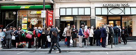 לקוחות בבריטניה צובאים על דלתות בנק נורת