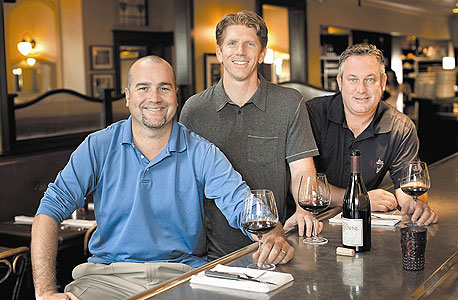 (מימין) מייקל בראון, כריס קוסטלו ודן קוסטה. "יש לנו רשימת המתנה בת שנתיים ליינות"
