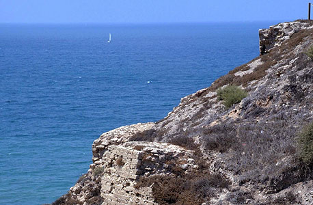 מצוק בחוף בהרצליה, צילום: צביקה טישלר