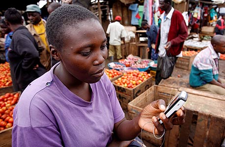 סלולרי בשוק באפריקה (ארכיון), צילום: אי פי אי