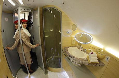 מקלחת במחלקה ראשונה במטוסי A380 של אמירטס