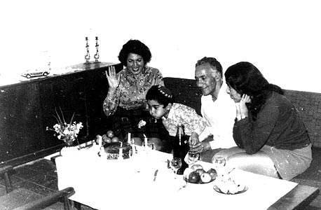 1971. אייל גבאי ביום הולדת 4 בירושלים, עם אחותו ריקי (16) והוריו אסתר ויהודה