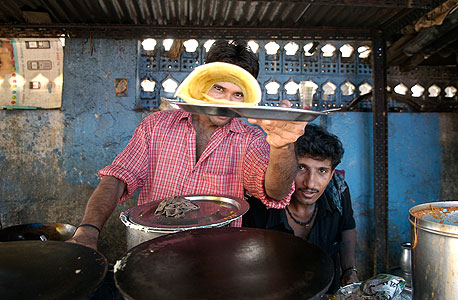 דוסה (קרפ) בדוכן במומבאי, מתוך "אוכל רחוב הודי"
