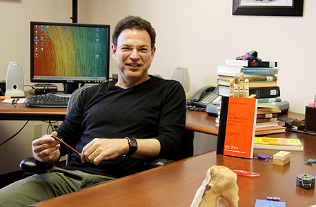 ברוק במשרדו בקאלטק. "למזלי, אני מציע קורסים וכולם אומרים 'איזה יופי, תלמד את זה'" ברוק במשרדו בקאלטק. "למזלי, אני מציע קורסים וכולם אומרים 'איזה יופי, תלמד את זה'"