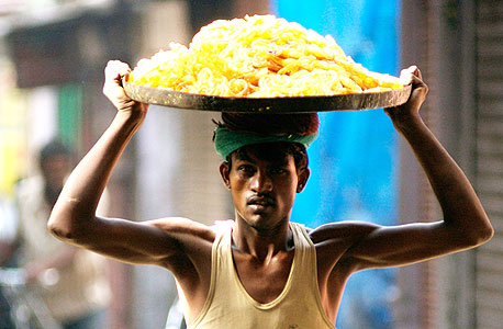 ג'לבי (בצק מטוגן מתוק) בדרך אל השוק בג'ייפור, מתוך "אוכל רחוב הודי"