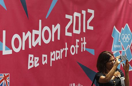 כרזה לקראת משחקי לונדון 2012. מספסרים בכרטיסים בפלטפורמת הפרסום של גוגל