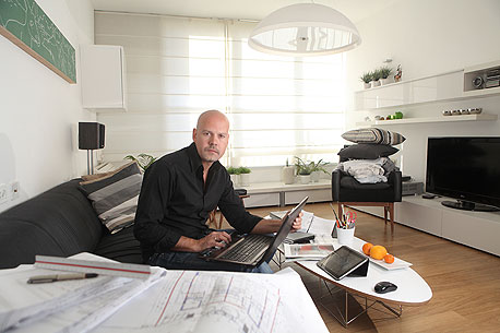ערן זילברמן (35), נשוי + 2, גבעתיים. אדריכל, עובד מהבית שנה, צילום: אוראל כהן