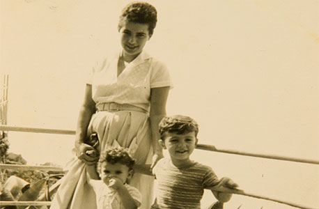 1963. רון פרושאור, בן 5 (מימין), עם אמו נחמה ואחיו גל,  בן 3, באיטליה , צילום: מיקי אלון