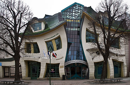  הבית העקום, המשמש כמרכז קניות בפולין, נראה כמו משהו שעוצב על ידי דוקטור סוס