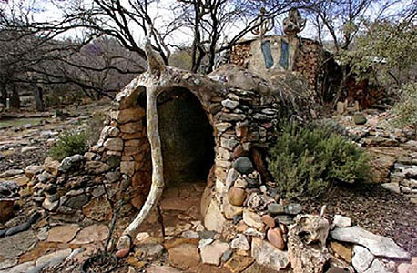  "בית הפיל" התת קרקעי באריזונה נבנה במשך 28 שנים מחפצים אקראיים שהאמן המתגורר בו מצא בשטח