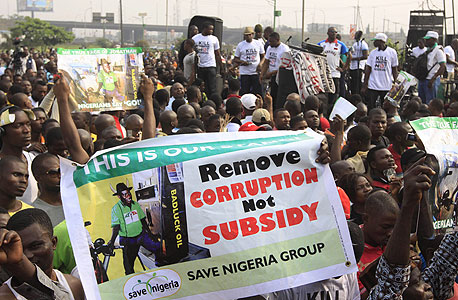 המחאה נגד עליית מחירי הדלק משתקת את ניגריה