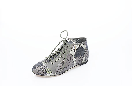 סניקרס פרחוניות של שליז לונדון. 419 שקל במקום 600, ברשת חנויות סטורי